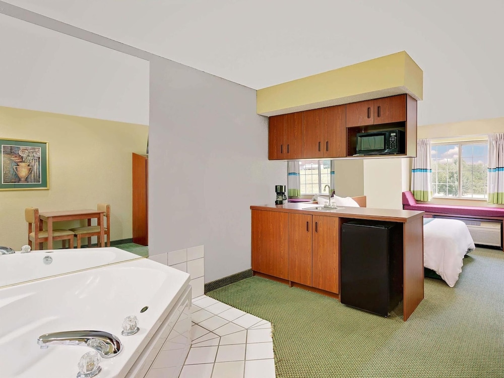 Deluxe Studio Suite, 1 Queen Bed, Non Smoking - Photo 5