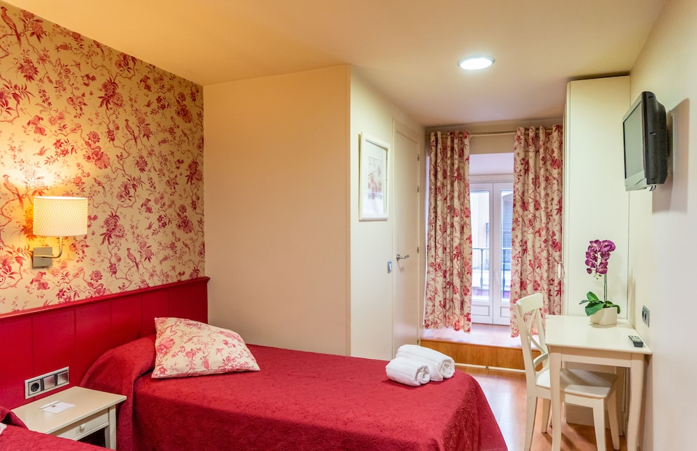 City Double or Twin Room - Photo 13