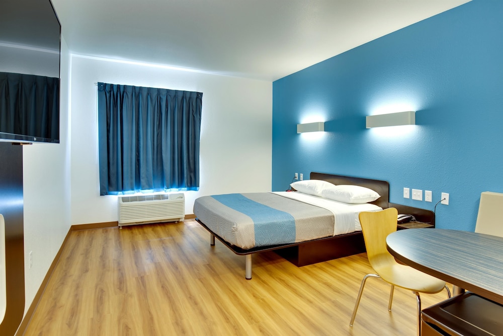 Standard Room, 1 Queen Bed, Non Smoking, Refrigerator photo 3