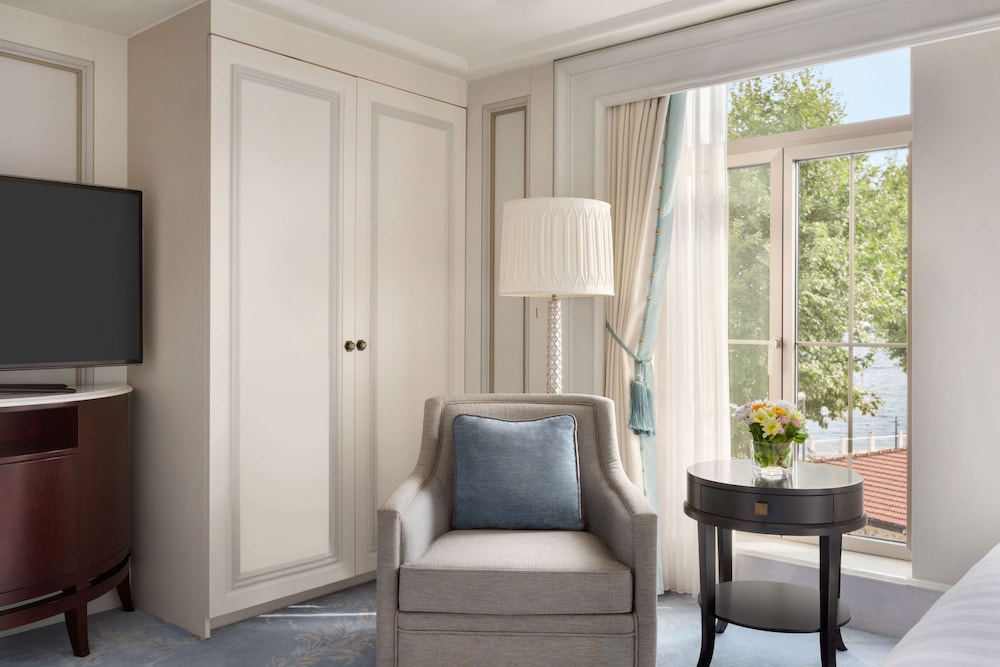 Executive Suite - Photo 6