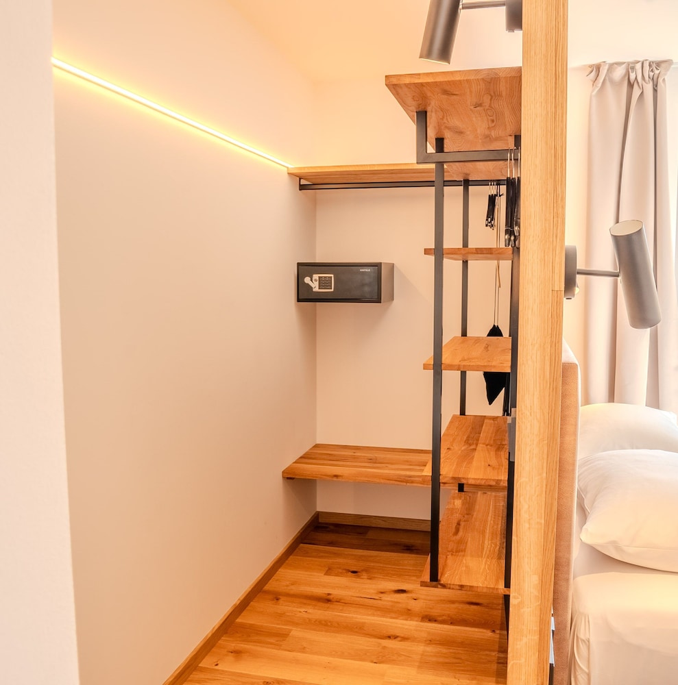 Classic Room, 1 King Bed, Harbor View (Daybed, Moongate) thumbnail 6