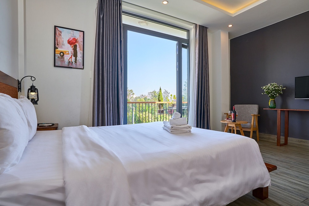 Gallery Double Room, 1 Queen Bed - Photo 1