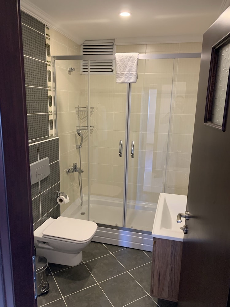 Three Bedroom Suite - Photo 2
