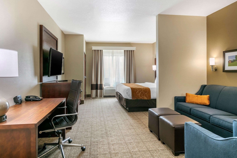1 King Bed, Suite, Nonsmoking - Photo 3