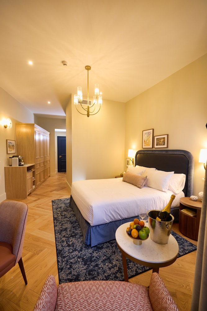 Fleury Queen Room photo 3