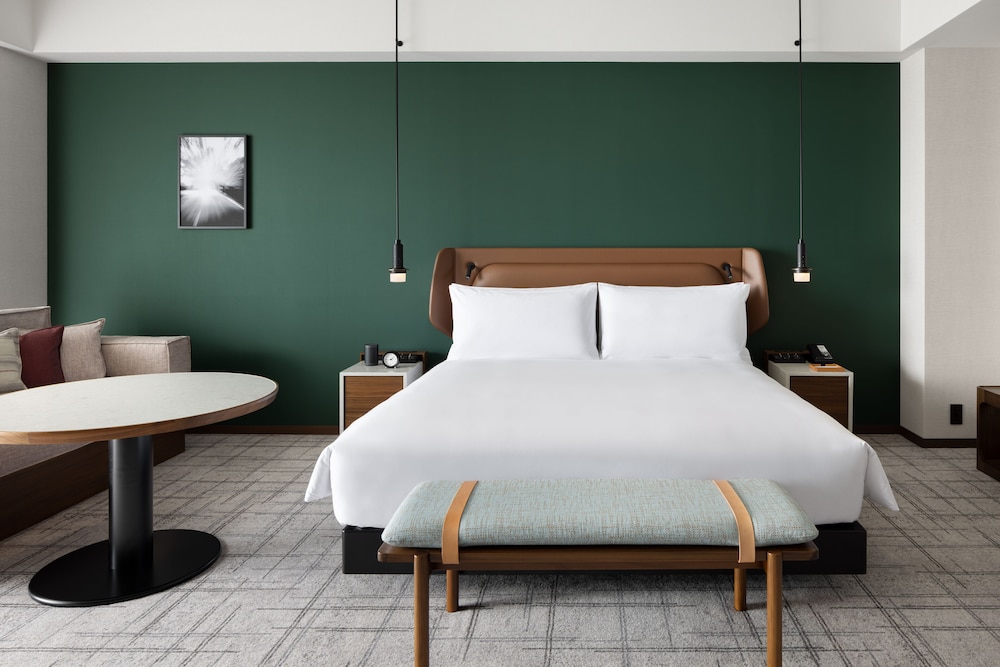 Deluxe Room, 1 King Bed (Circuit View) - Photo 3