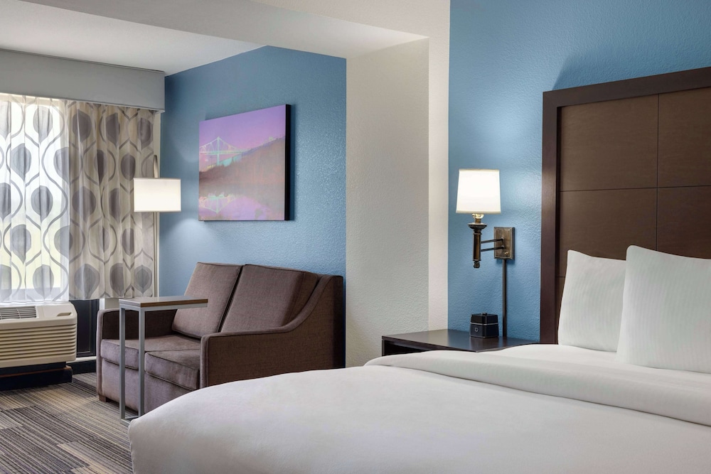 Deluxe Room, 1 King Bed, Non Smoking - Photo 4