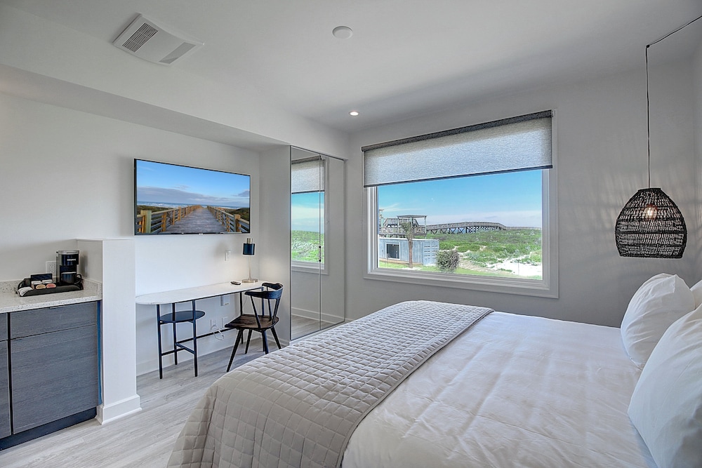 Standard Room, 1 King Bed photo 3