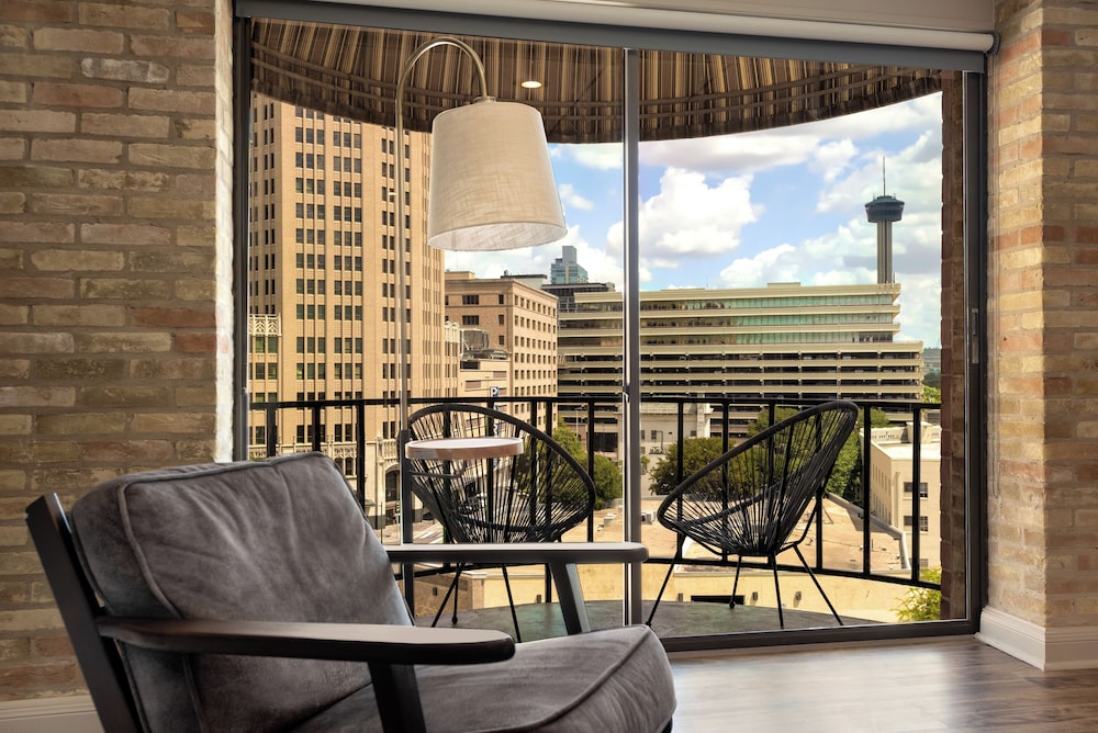 King Balcony thumbnail 6
