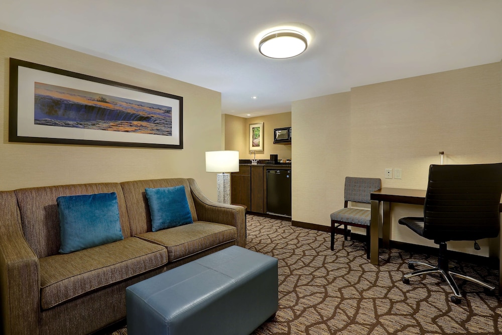 Premium Corner Suite - King, Sofabed, Views Niagara Falls & American Falls - Floor 25-35