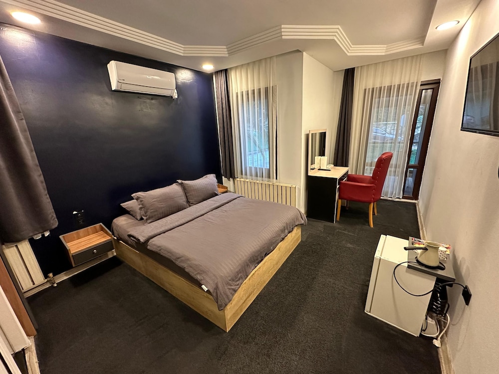 City Room, 1 Queen Bed, Non Smoking, Pool View photo 2