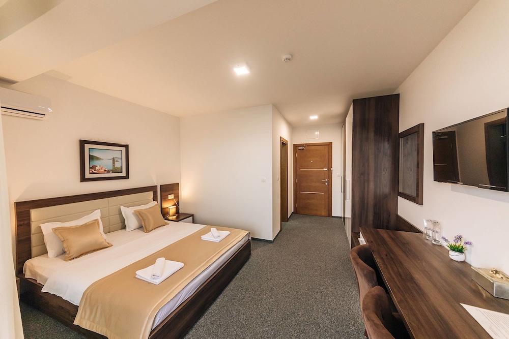 Basic Room, 1 King Bed, Mountain View