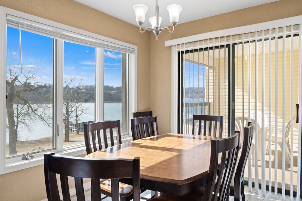 3 -BD Lakefront Luxury Suite Unit 311 photo 2