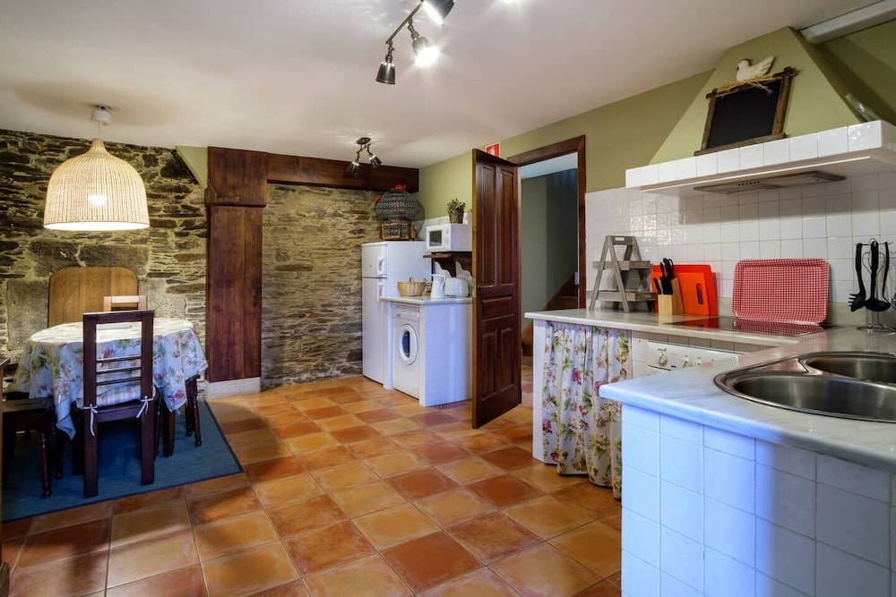 Traditional Cottage, Garden View photo 3