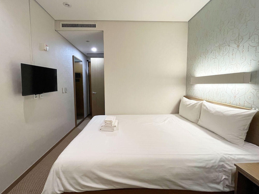 Business Double Room (No Window, No View) photo 3