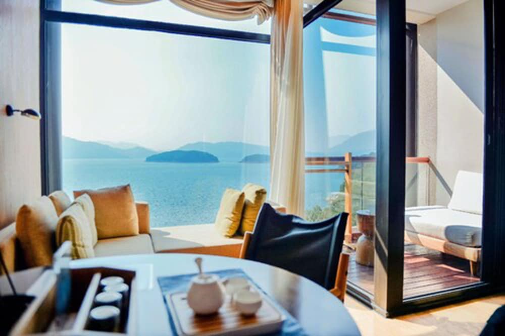 Premium Room, 1 King Bed, Lake View - Photo 3