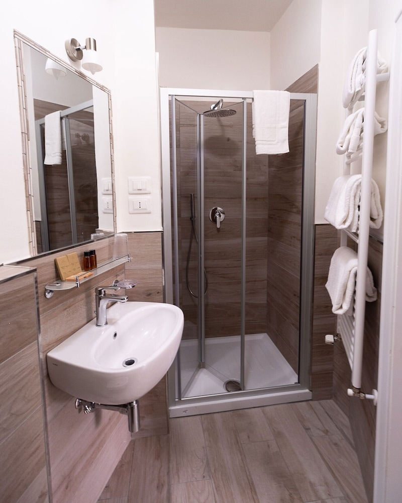 Standard Double Room - Photo 2