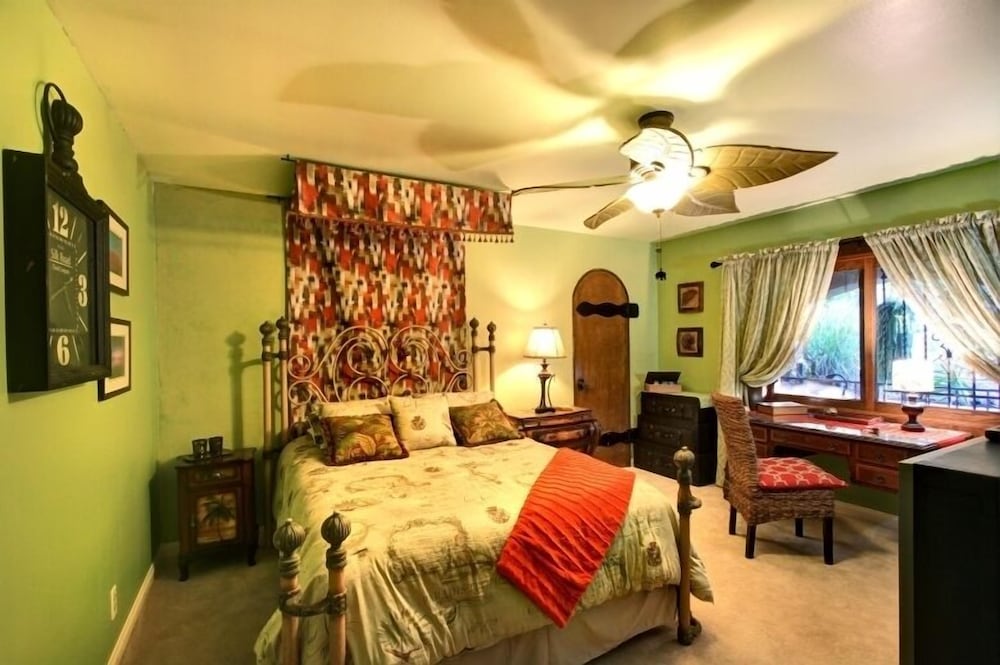 Deluxe Room, 1 Queen Bed (International) photo 3