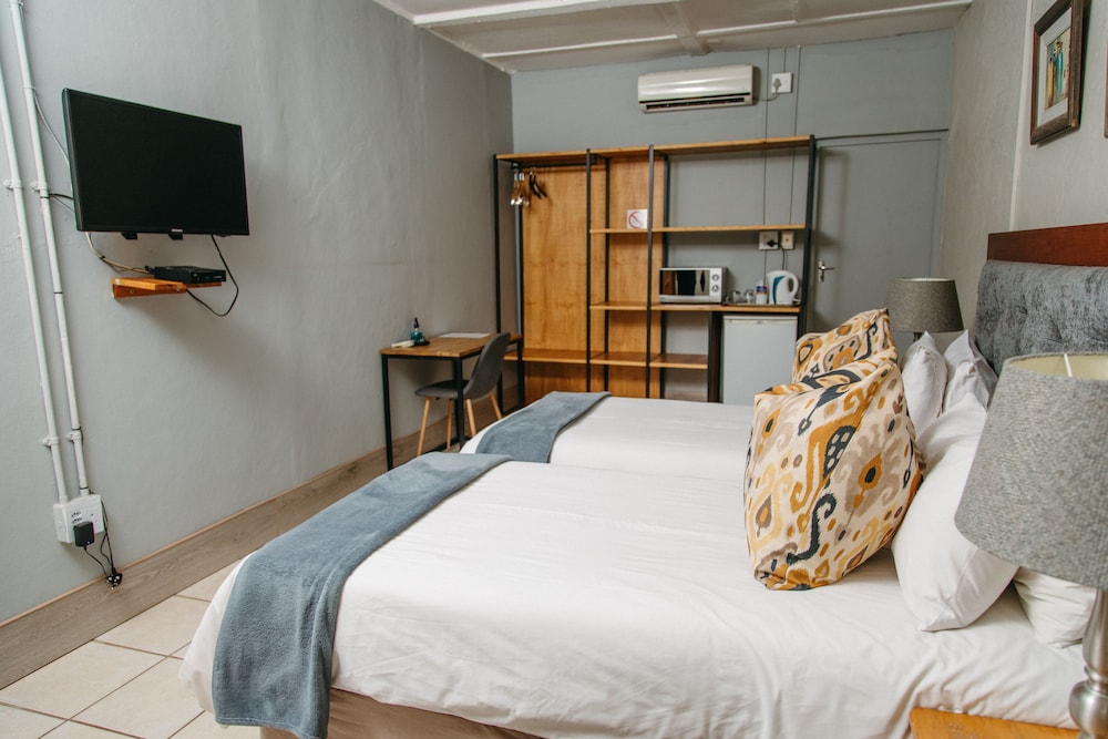 Twin Room - Photo 3