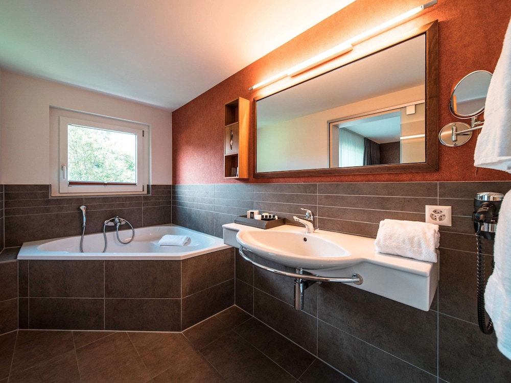 Modern, air-conditioned Deluxe room with balcony thumbnail 6