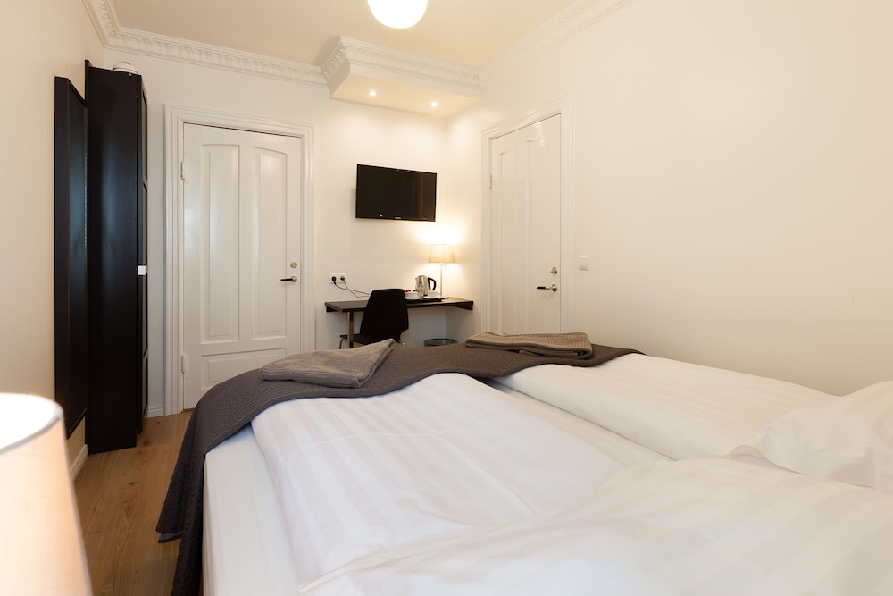 Double Room, Private Bathroom - Photo 6