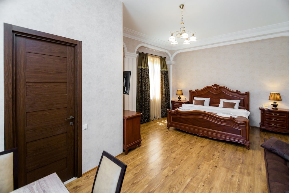 Classic Double Room, 1 King Bed with Sofa bed photo 3