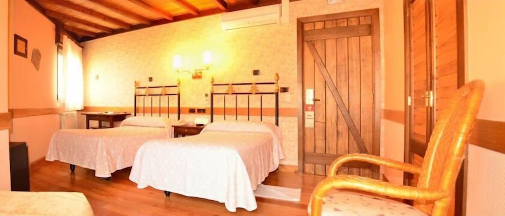 Standard Twin Room - Photo 1