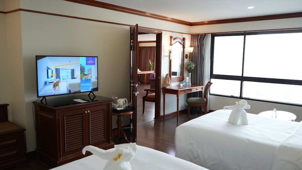 Deluxe Room, 1 King Bed (Premium) - Photo 3