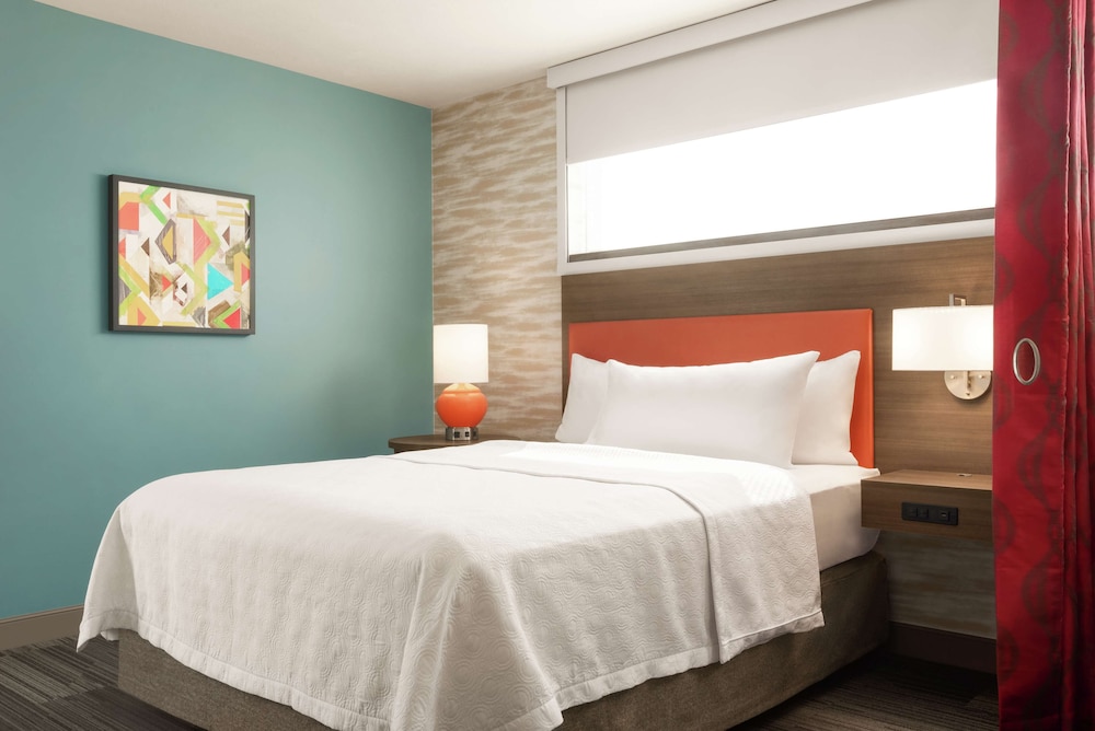 Suite, 1 King Bed, Accessible (Mobility & Hearing, Roll-in Shower) - Photo 3