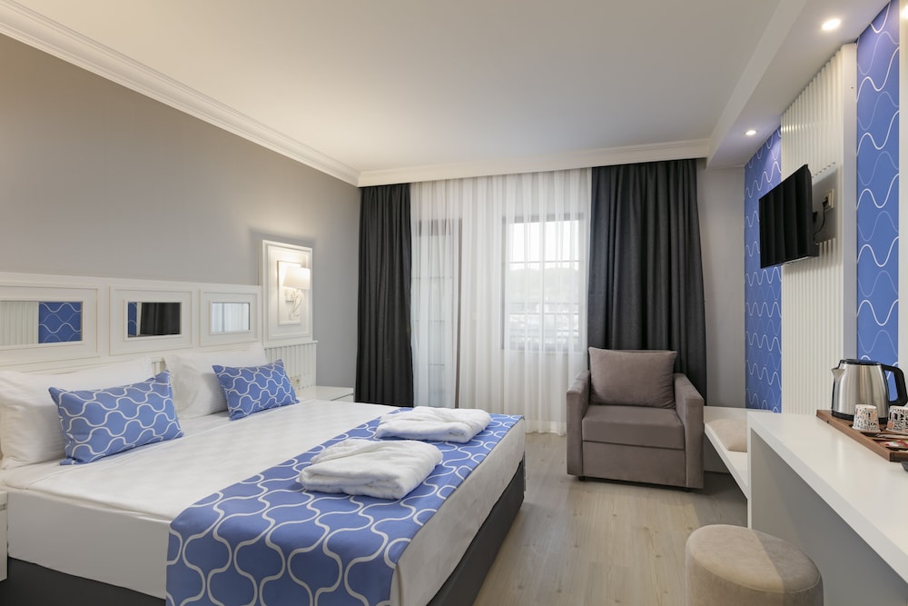 Hotel Room - Photo 3