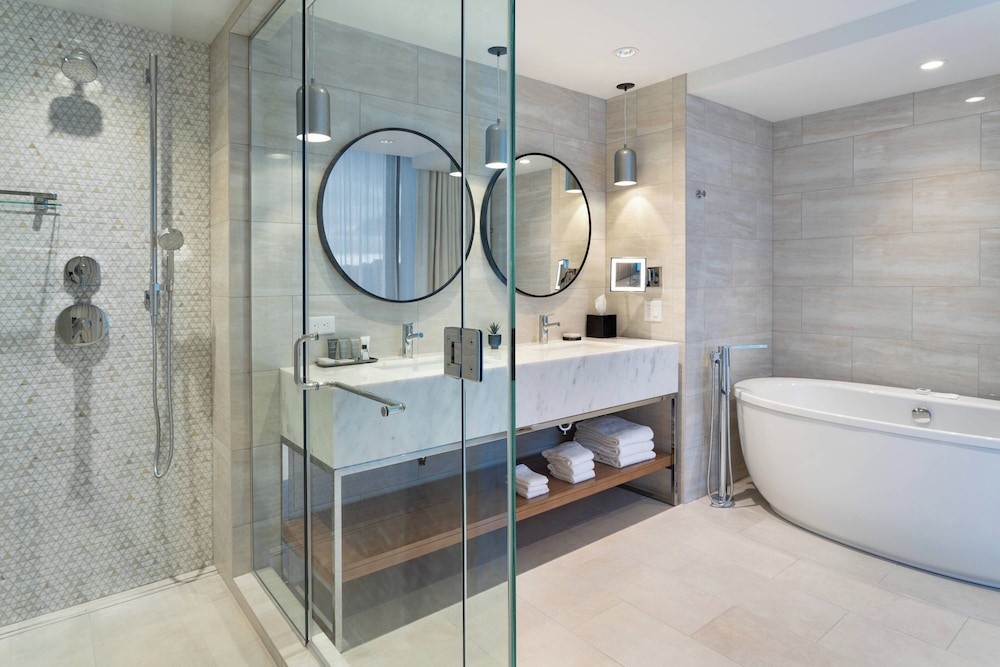 Superior Room, 1 King Bed, Corner, Soaking Tub