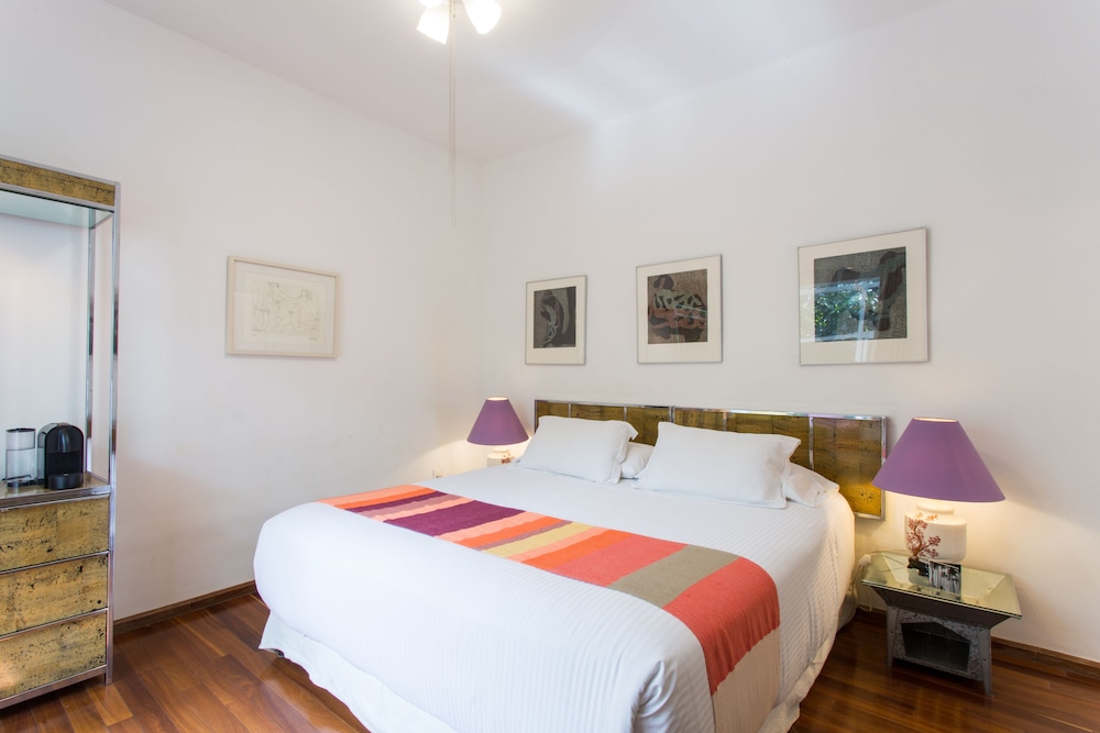 Deluxe Suite, 1 King Bed, Ensuite photo 3