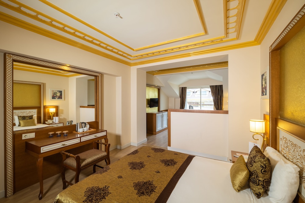 Junior Suite, Partial Sea View