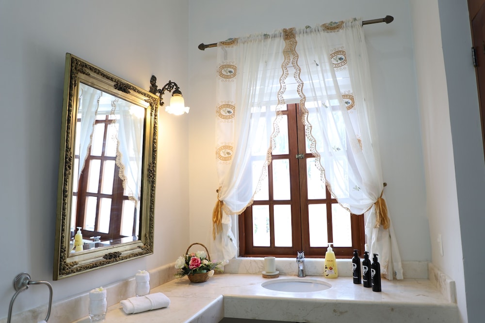 Deluxe Double Room, 1 King Bed, Bathtub, Pool View photo 2