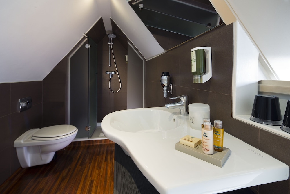 Room, under the roof, stairs access, duplex bathroom in some rooms - Photo 6