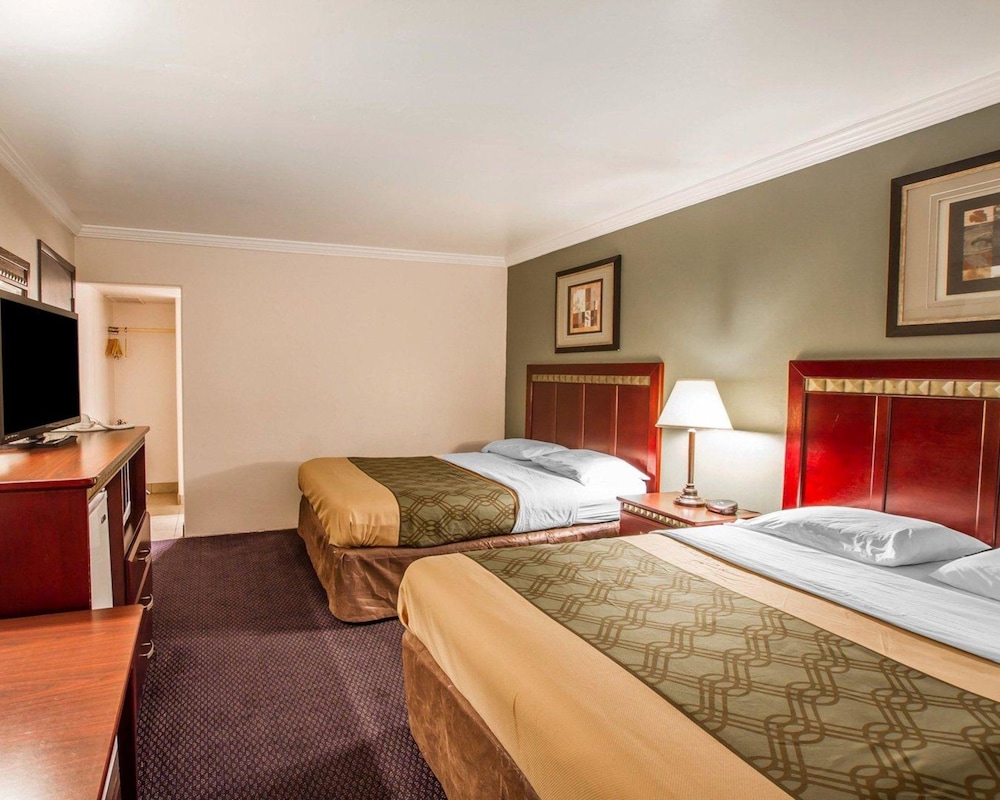 Standard Room, 2 Queen Beds, Non Smoking - Photo 3