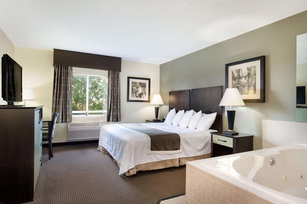 Deluxe Room, 1 King Bed, Non Smoking - Photo 3