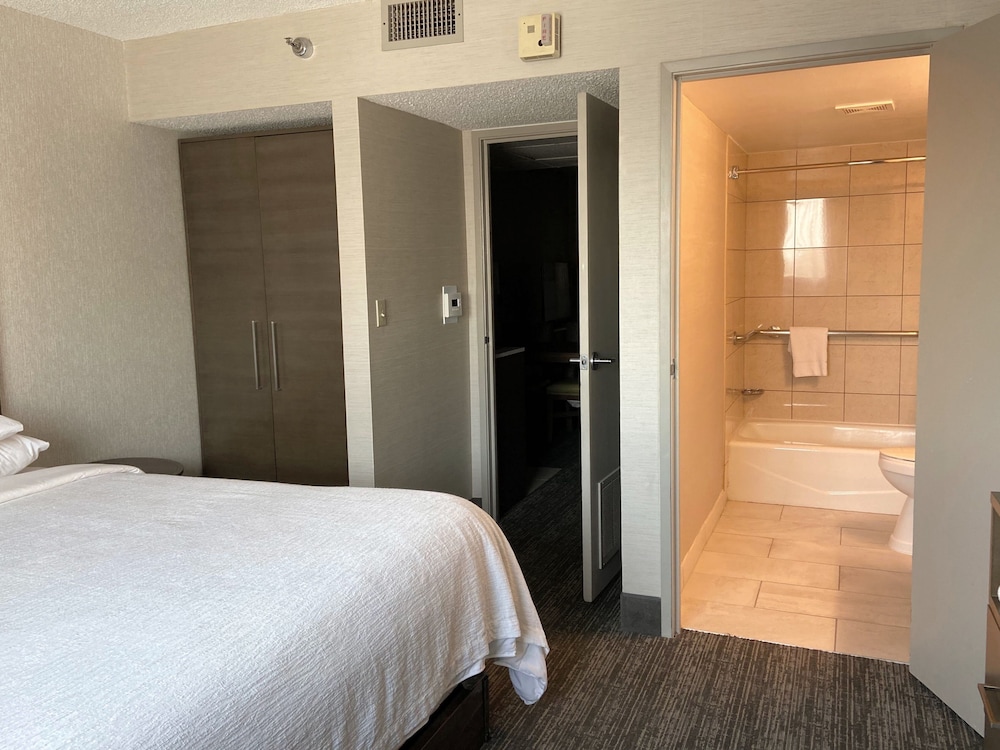 Suite, 1 King Bed with Sofa bed, Accessible, Bathtub - Photo 5