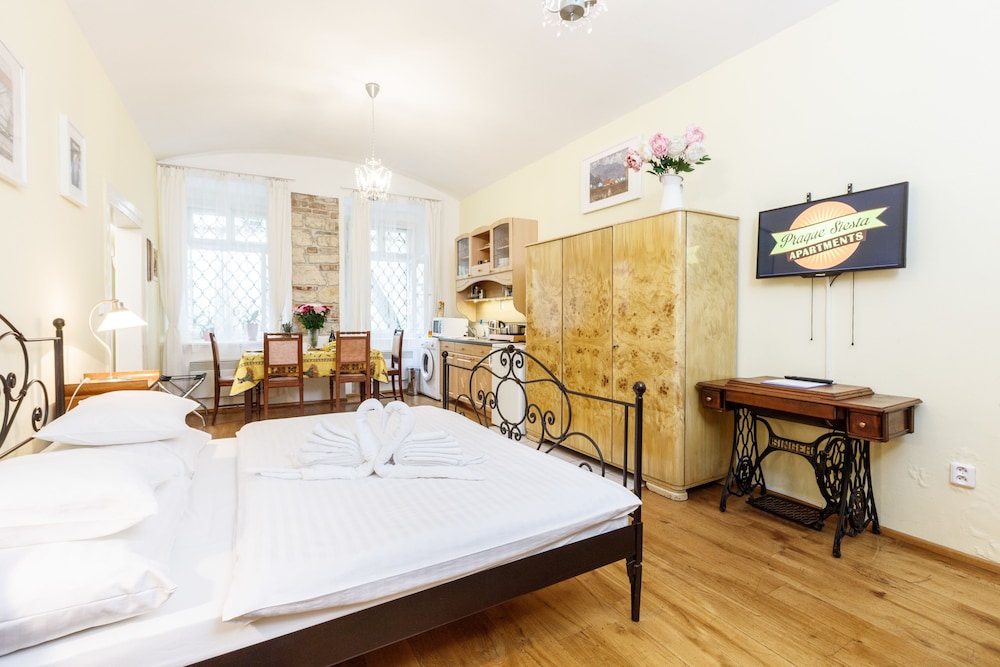 Deluxe Apartment, 2 Bedrooms, Ensuite, Garden Area