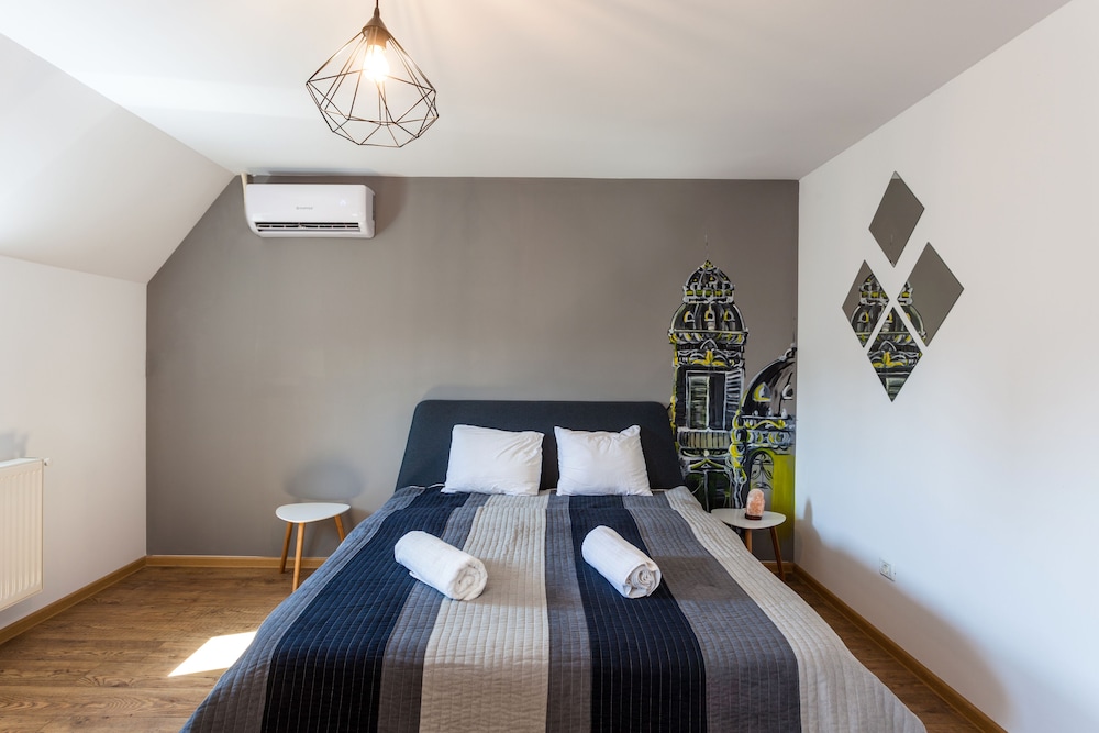 City Apartment, Multiple Beds
