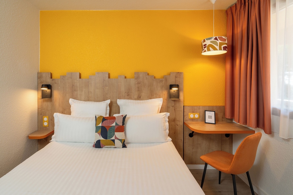Standard Room, 1 Queen Bed, Non Smoking - Photo 9