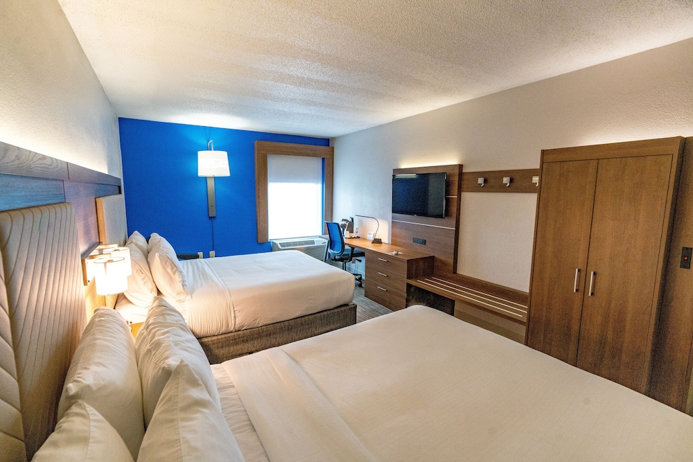 Standard Room, 2 Queen Beds - Photo 6