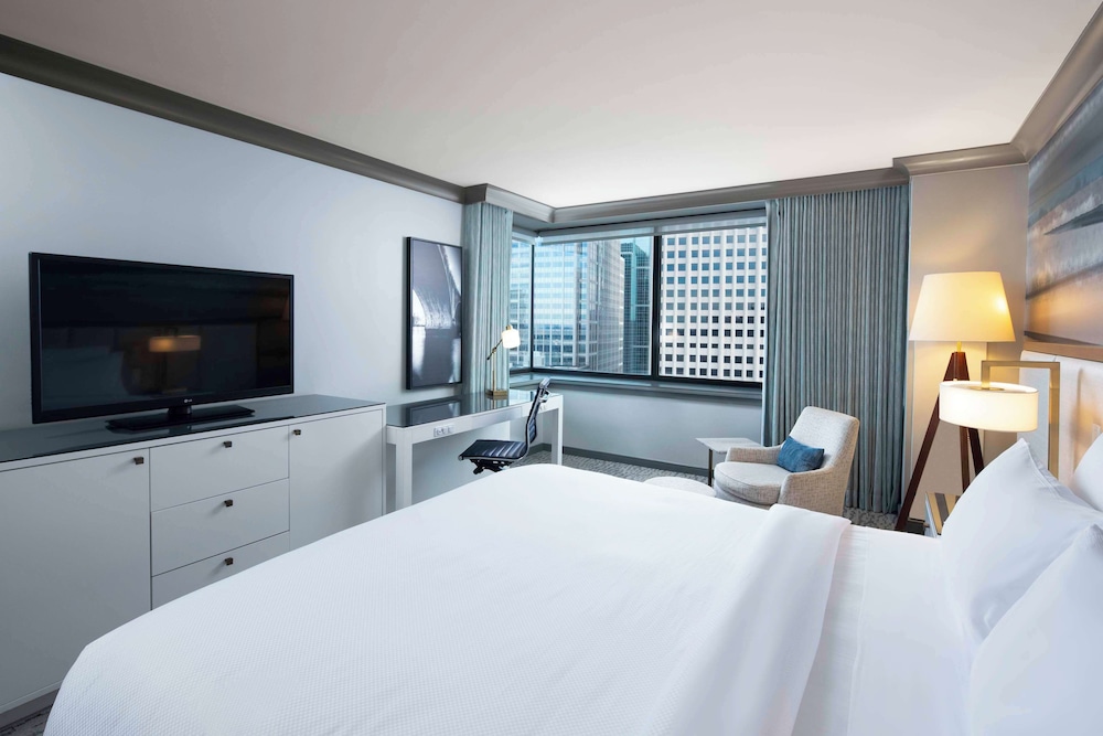 Room, 1 King Bed, City View, Corner - Photo 3