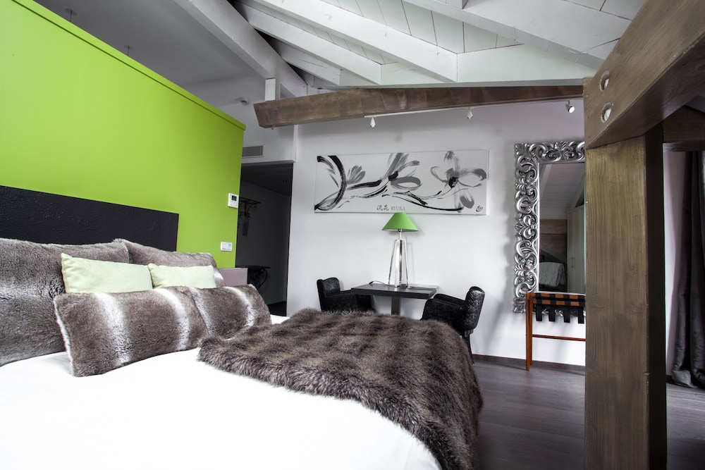 Deluxe Double Room, 1 King Bed, Terrace photo 3