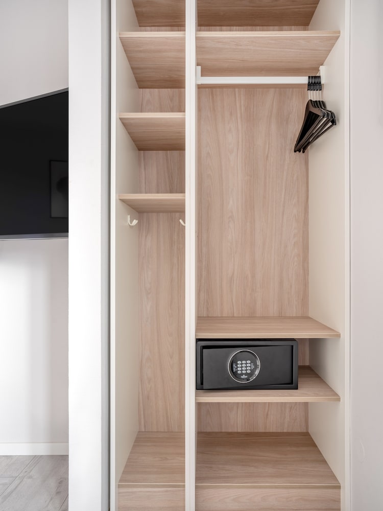 Medium Studio with Kitchenette - Photo 4
