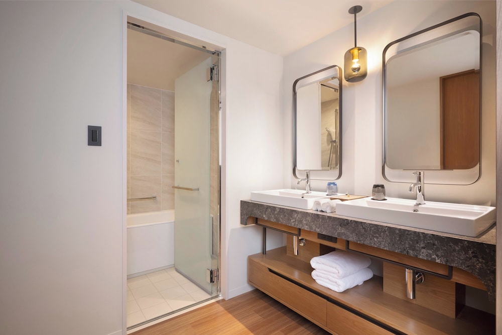 Studio Suite, Corner - Photo 3