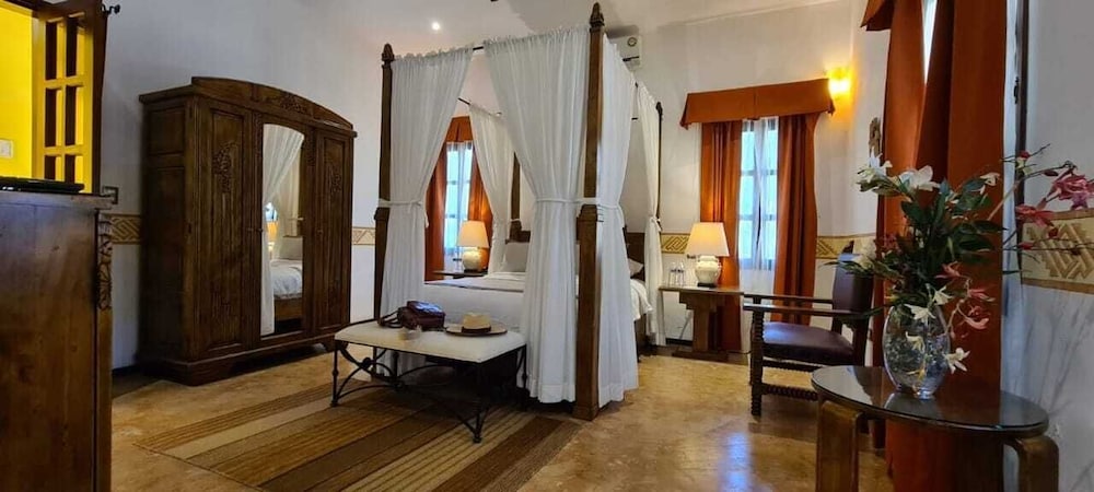 Deluxe Room, 1 King Bed photo 3