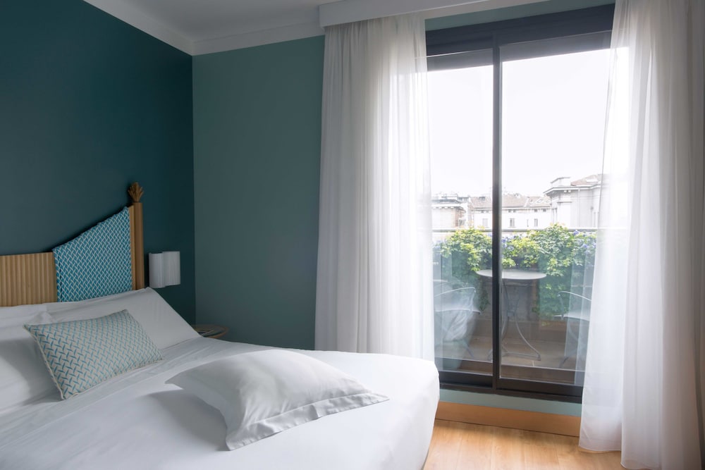 Classic Double Room, 1 Queen Bed, Balcony, City View photo 3