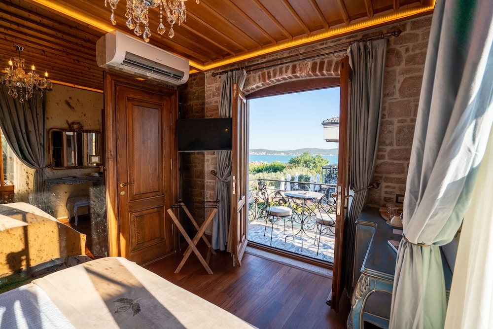 Superior Partial Sea View