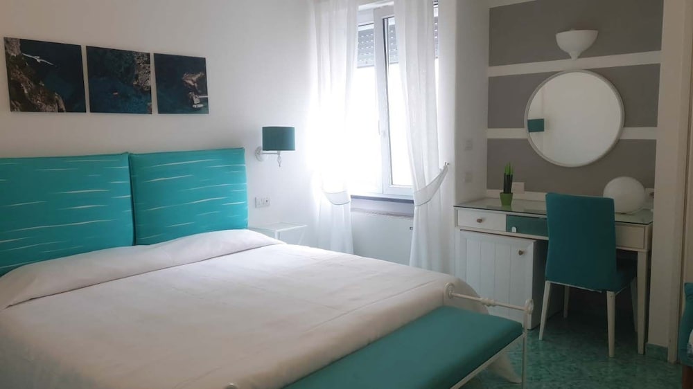 Classic Double room with queen bed or 2 separated beds photo 2